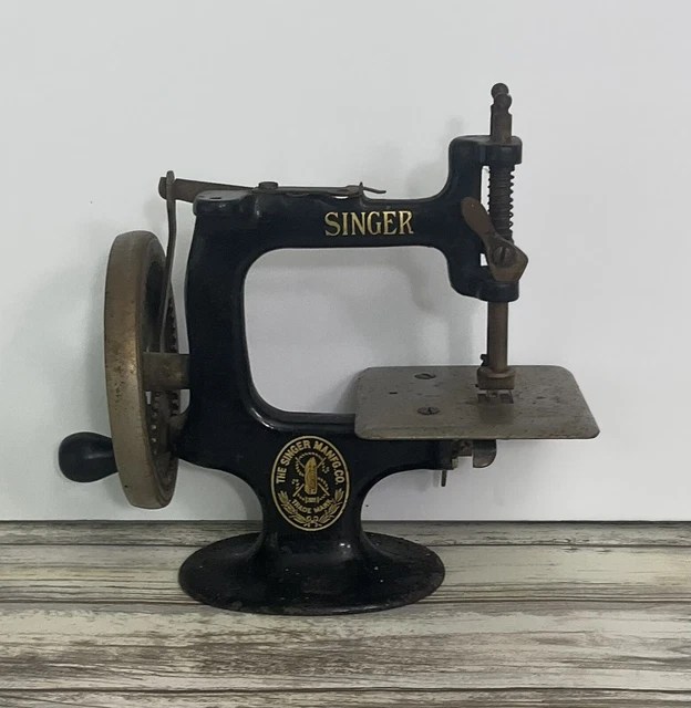 ANTIQUE SINGER SEWING Machine Child Mini Black Metal Vintage Hand Crank