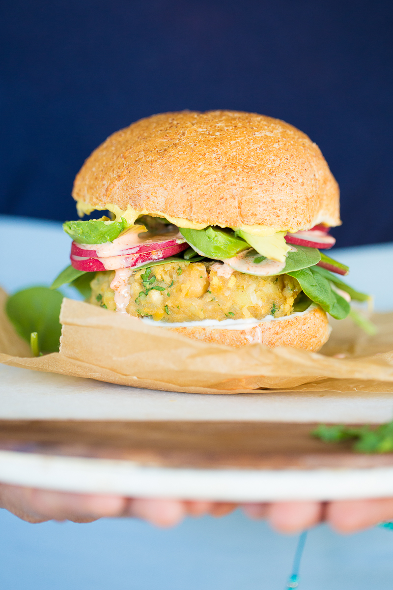 Hamburguesa de papa y garbanzo con siracha mayo, 100% vegana