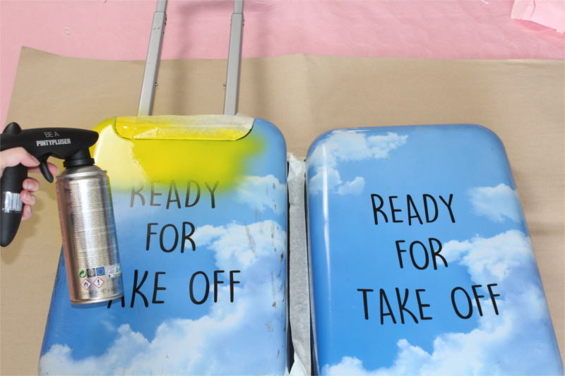 How to paint a plastic suitcase in five steps with Pintyplus Pintyplus