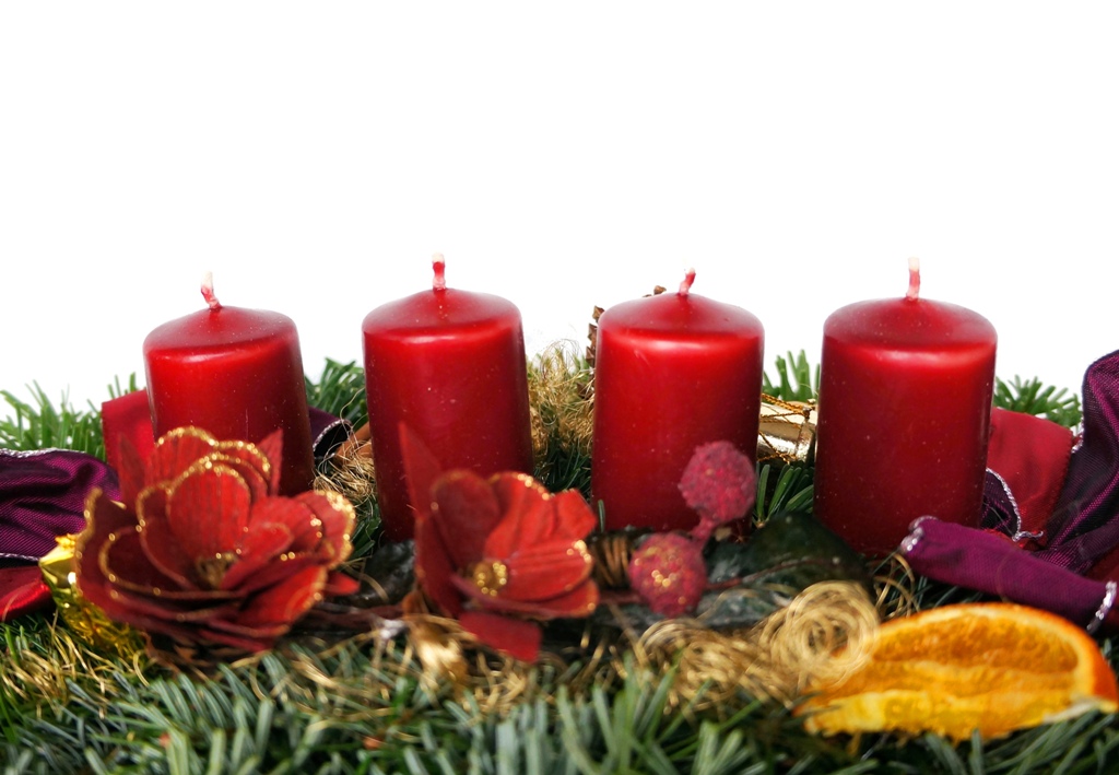 Adventskranz längliche Kerzen lizenzfreie Fotos / Bilder