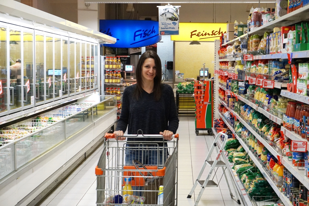 Frau beim einkaufen lizenzfreie Fotos / Bilder kostenlos