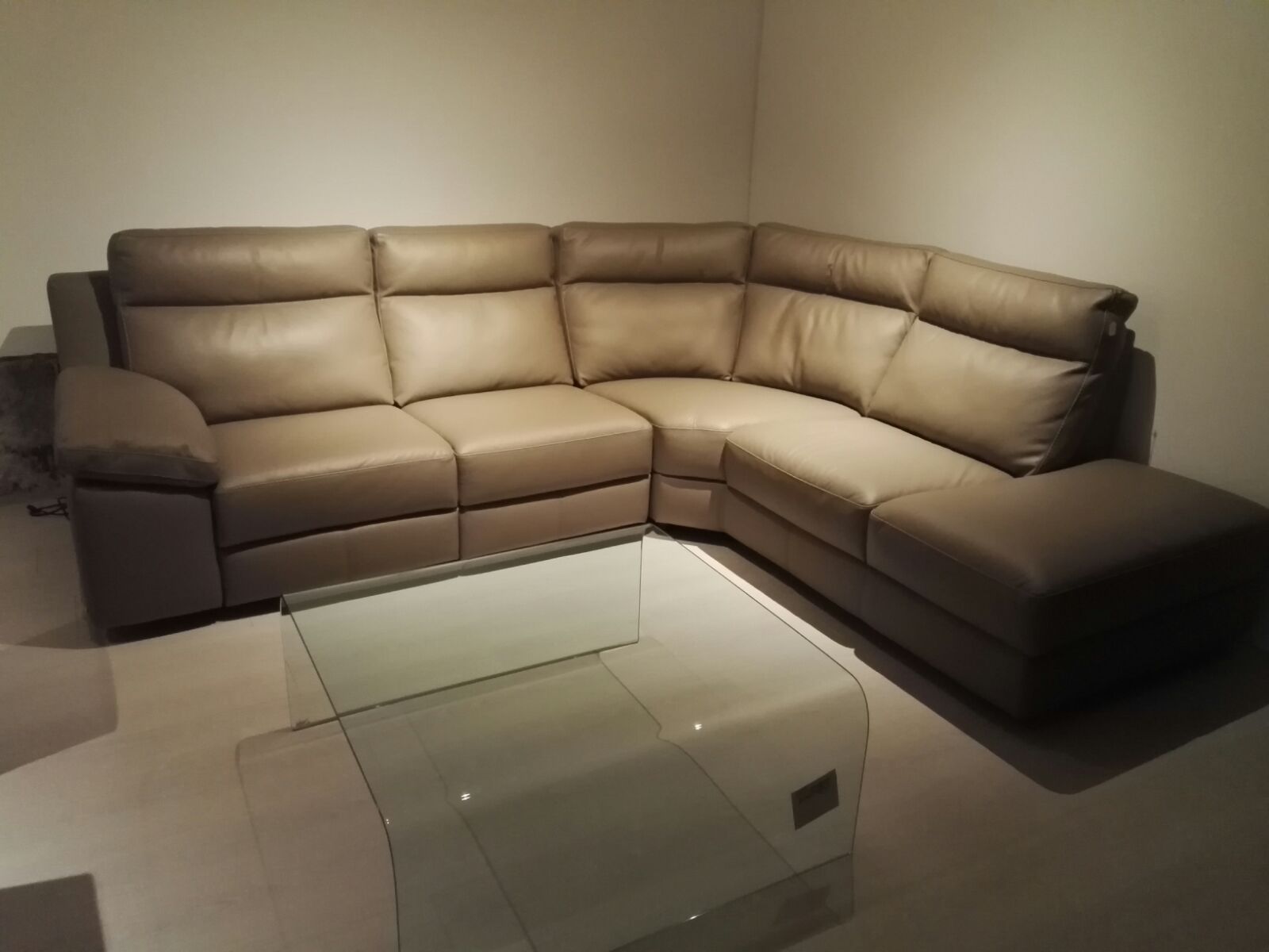 Divano in pelle ad angolo con relax elettrico Piroddi Arredamenti dal