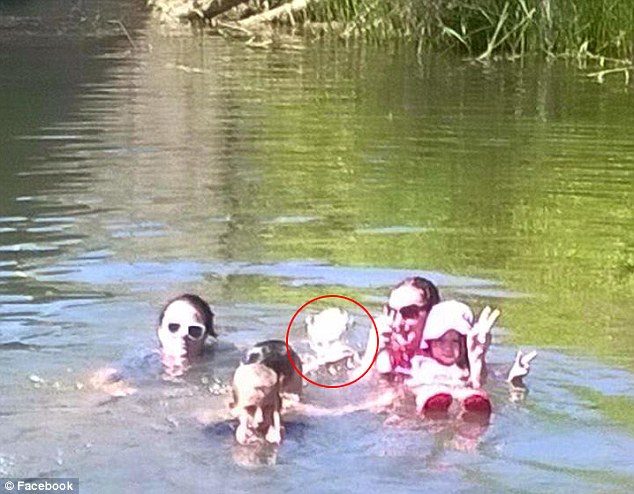 12 Terrifying Photobombs That Will Keep You Up at Night Dolan