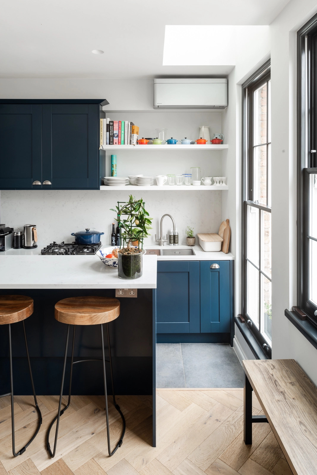 Une petite maison de ville à la façade bleue