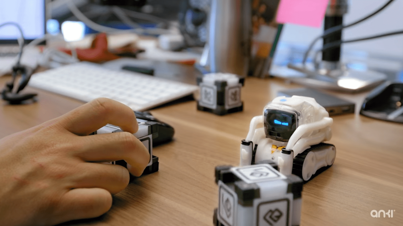 Cozmo, un petit robot joueur canaillou et intelligent