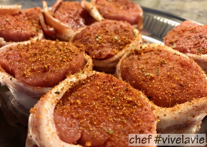 Varkenshaas met gerookt spek spies en spruitjes