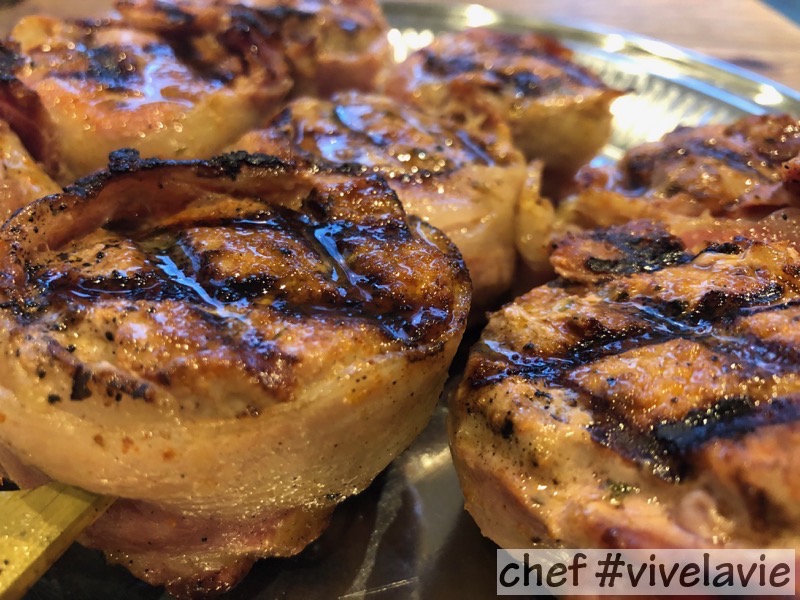 Varkenshaas met gerookt spek spies en spruitjes