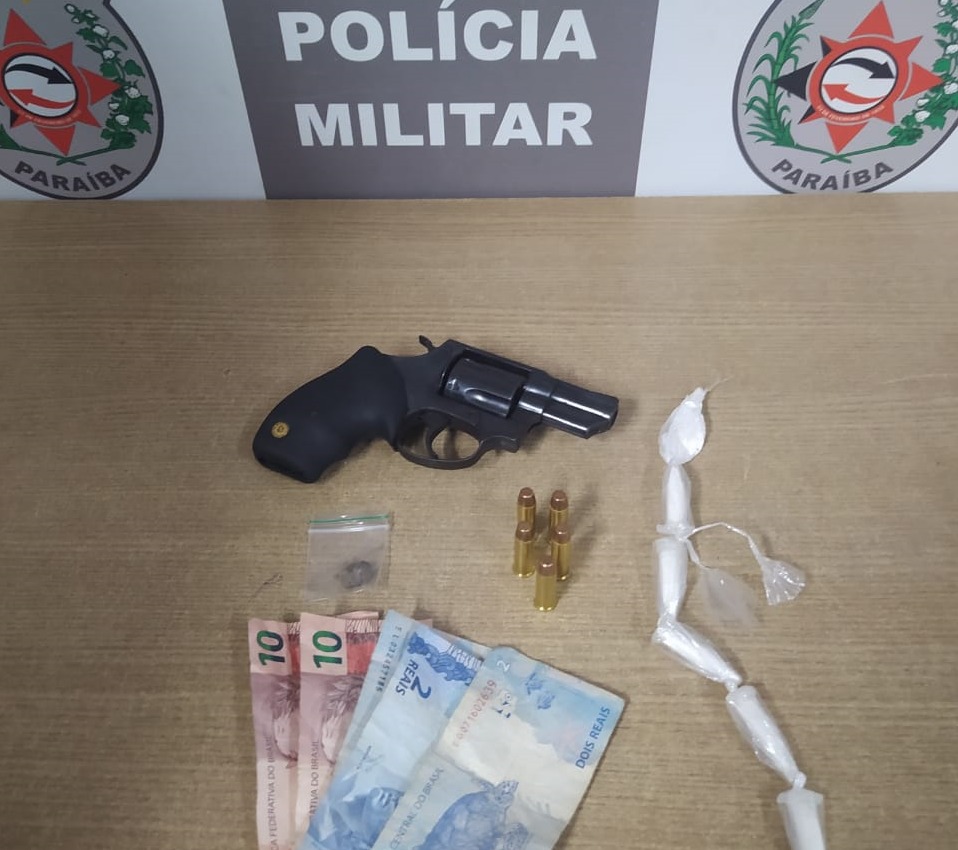 Suspeito que já responde a três crimes é preso com arma e drogas na