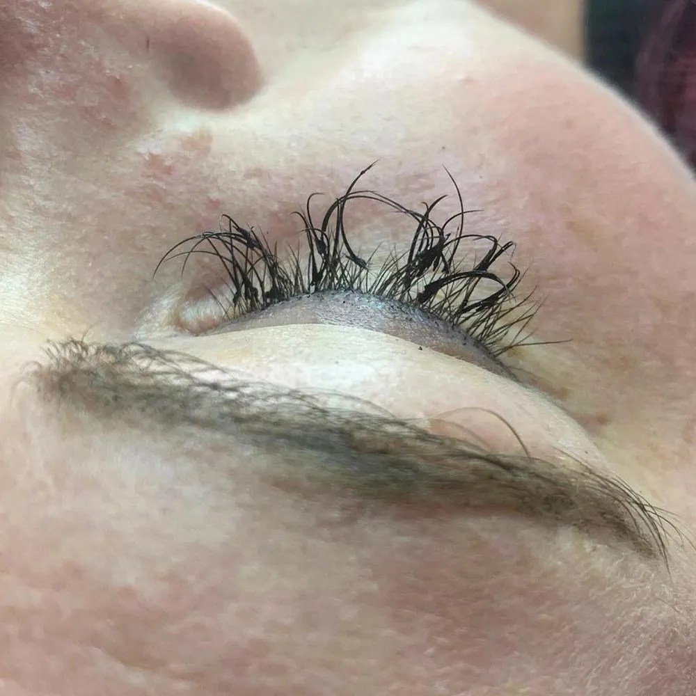 What to Do When Eyelash Extensions Hurt? Causes & Fixes