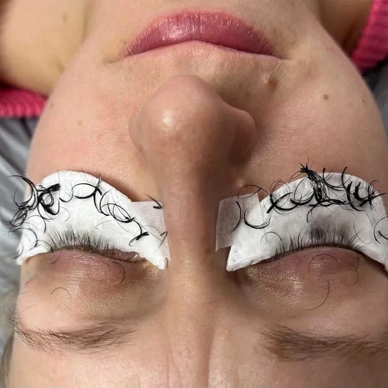 What to Do When Eyelash Extensions Hurt? Causes & Fixes