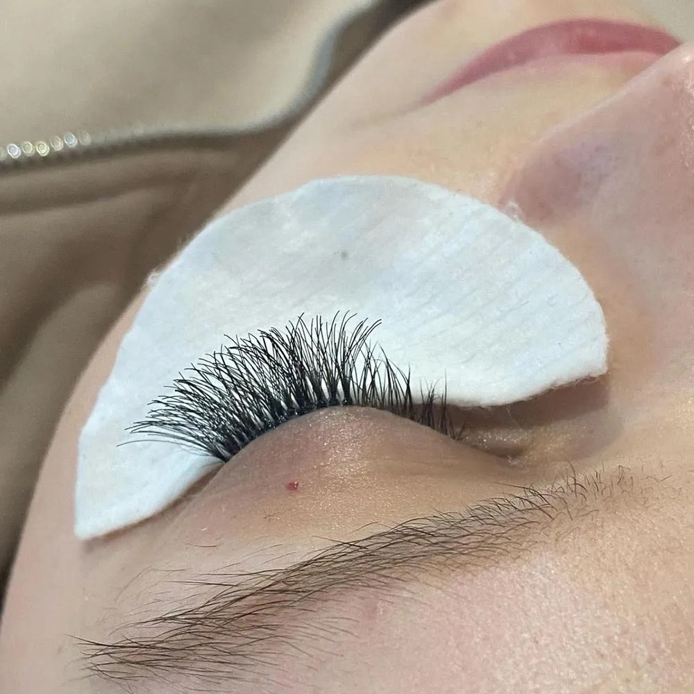 What to Do When Eyelash Extensions Hurt? Causes & Fixes