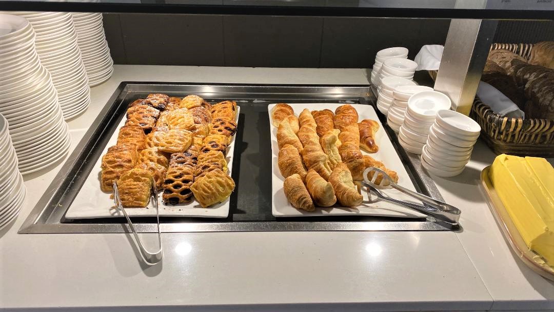 Review Qantas Domestic Business Lounge Sydney Airport pointsHq