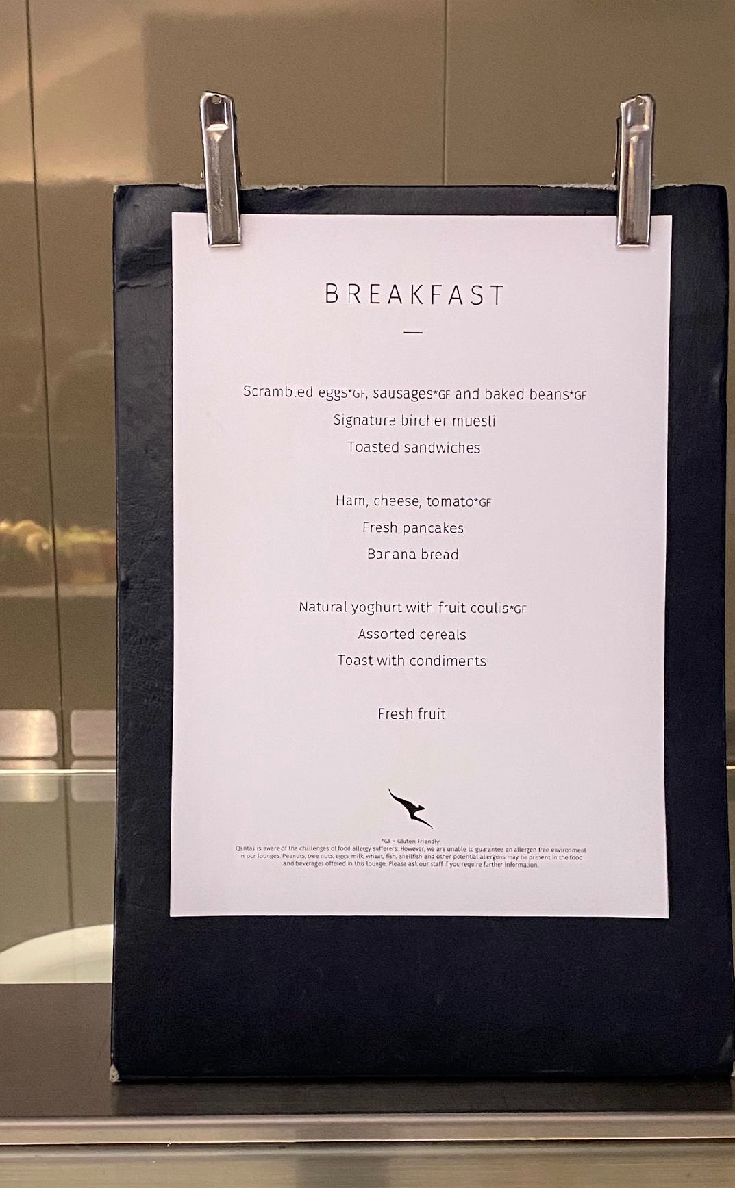 Review Qantas Domestic Business Lounge Sydney Airport pointsHq