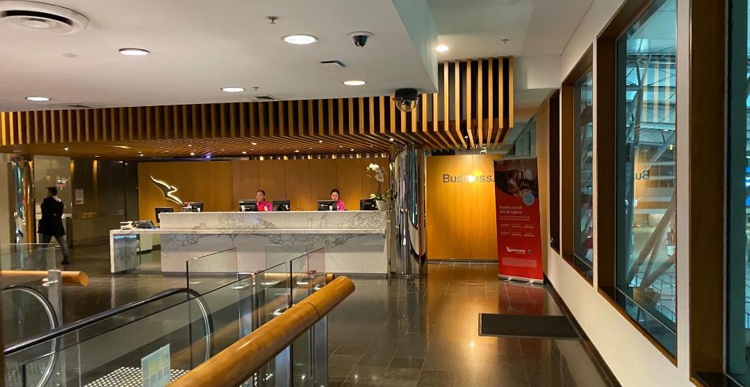 Review Qantas Domestic Business Lounge Sydney Airport pointsHq
