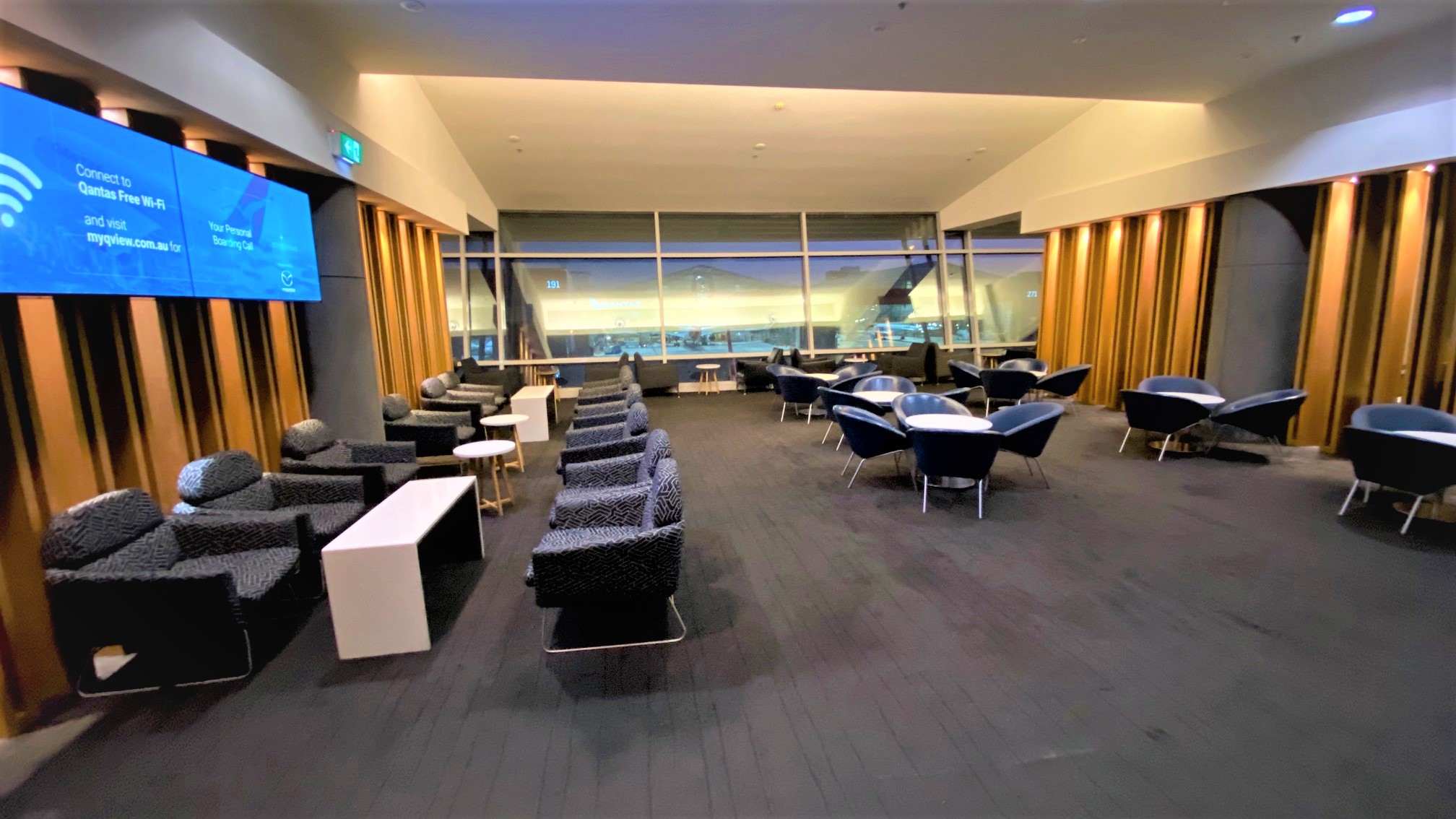 Review Qantas Domestic Business Lounge Sydney Airport pointsHq