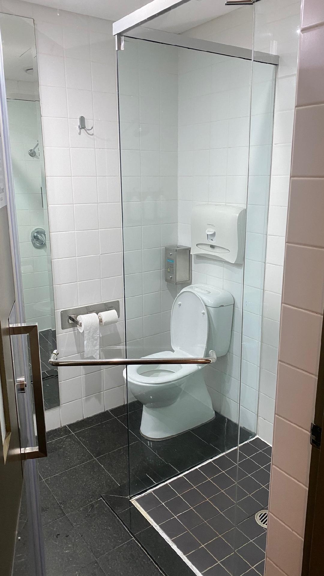 Review Qantas Domestic Business Lounge Sydney Airport pointsHq