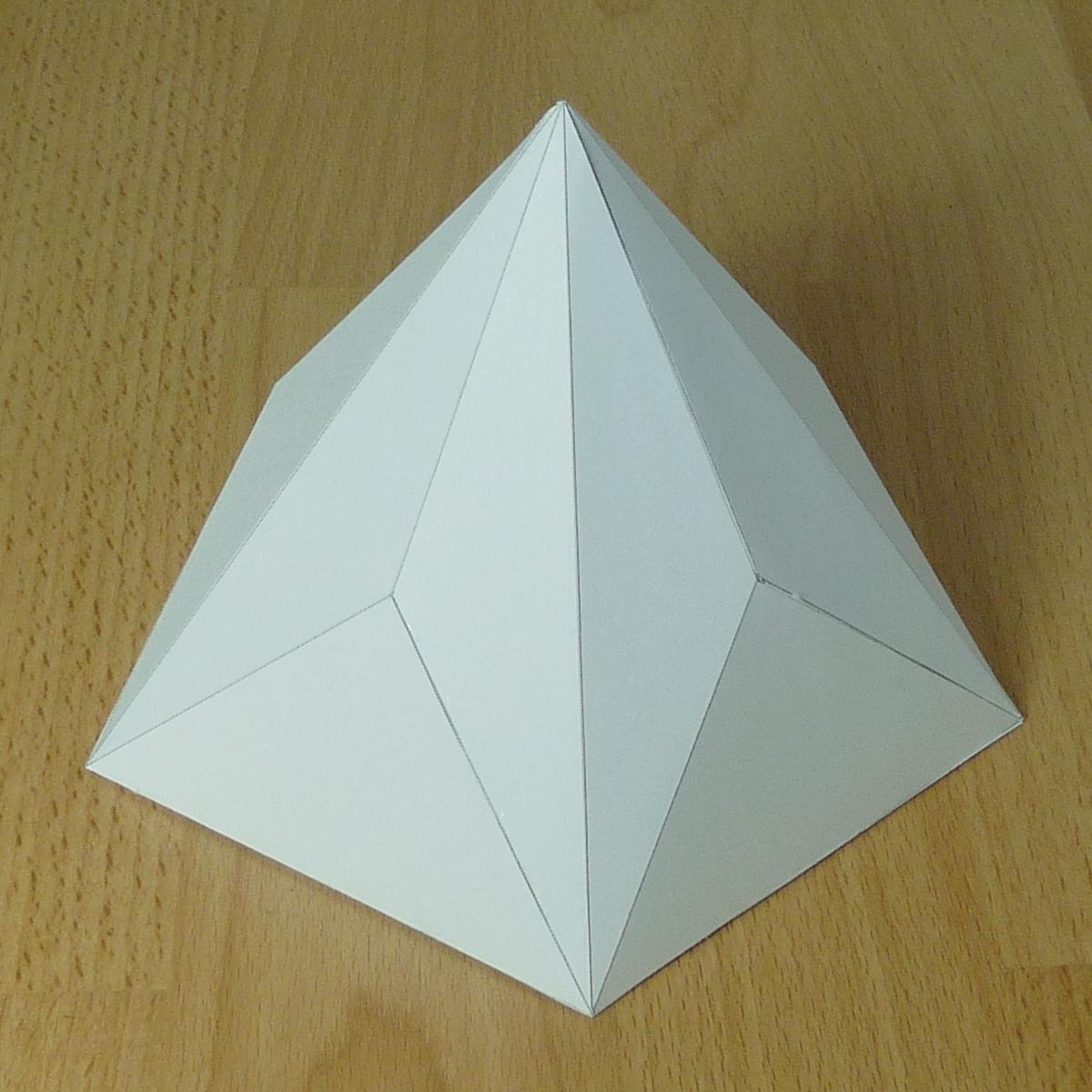 Modelo de papel de un pirámide pentagonaldecagonal