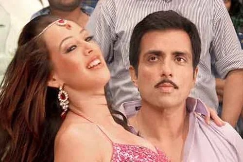 The song Aa Ante Amalapuram is from Hindi Film Maximum Populyrics