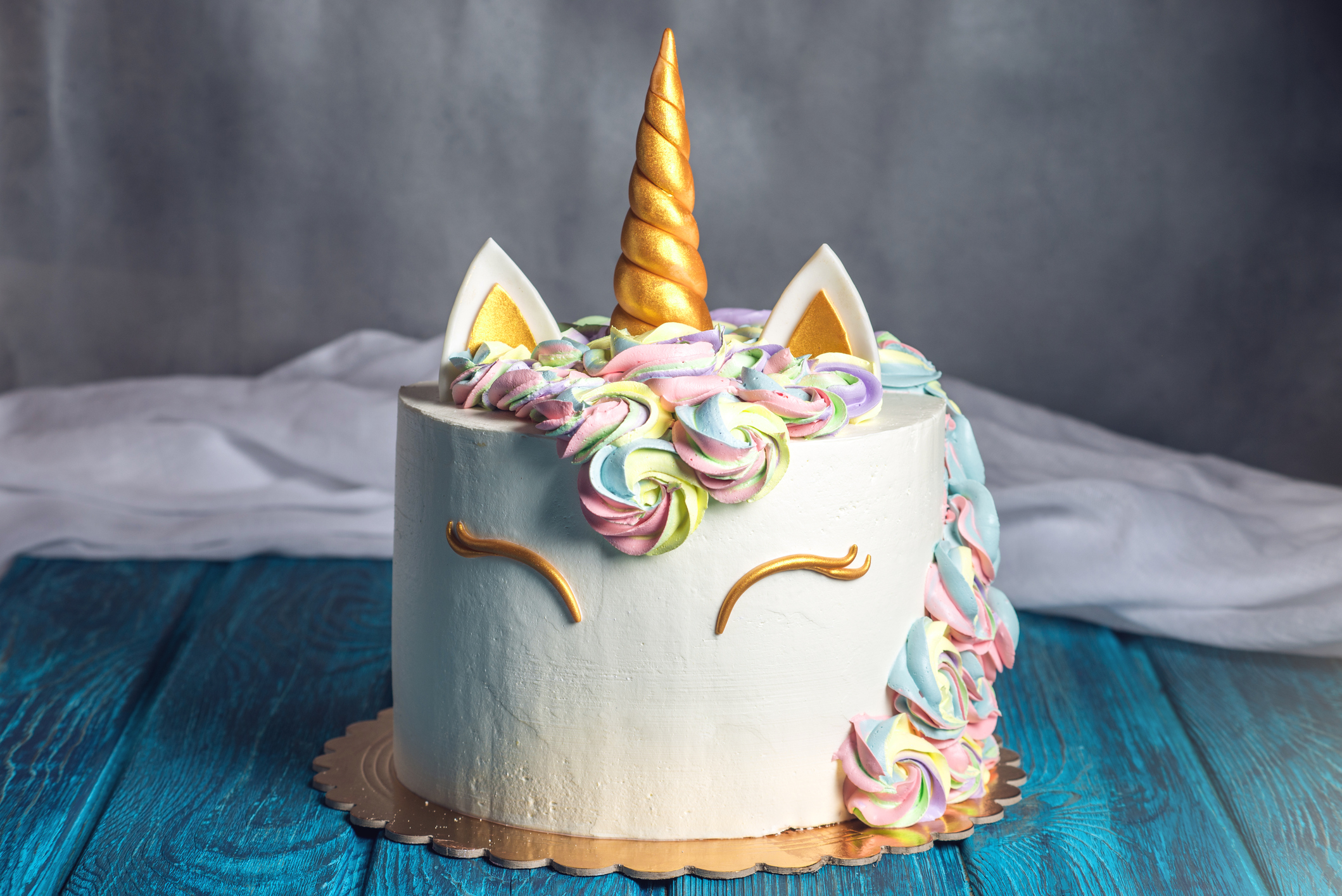 22 Awesome Quirky & Unusual Wedding Cake Toppers