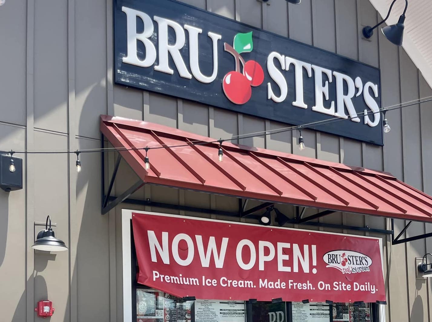 Bruster's celebrates new store opening in Haymarket