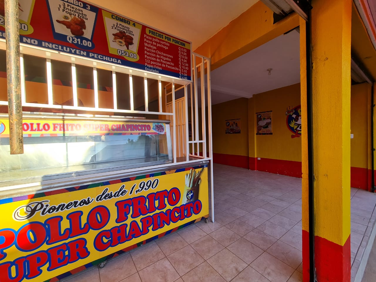 La venta de pollo frito que nació en un parqueo y hoy tiene más de 50