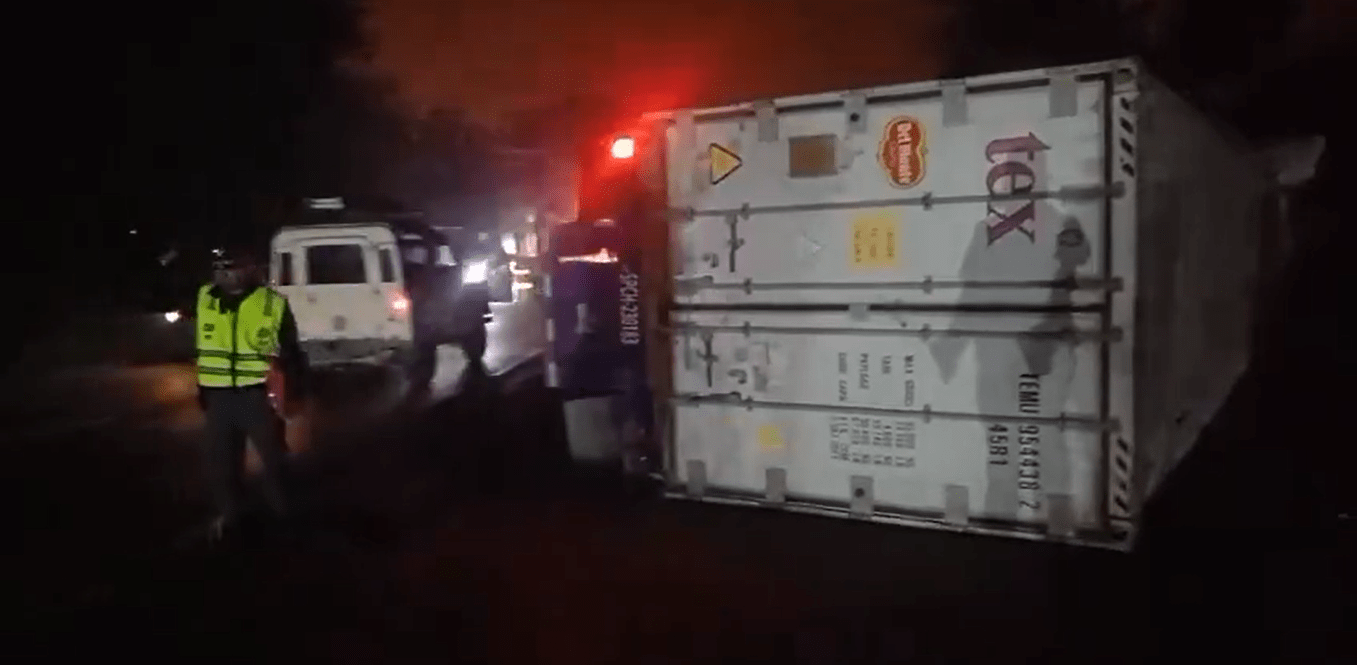 Tráiler volcado en el kilómetro 9,5 del Atlántico complica paso hacia el centro