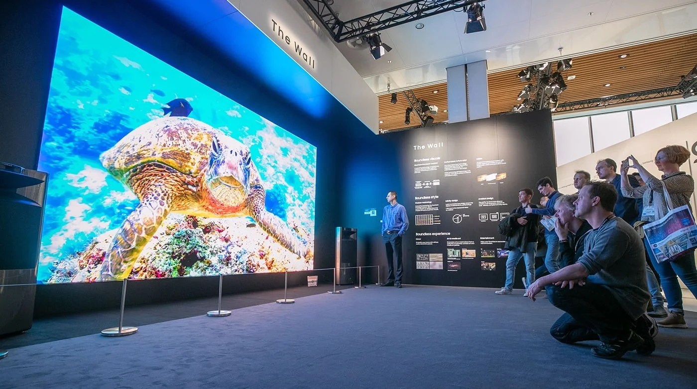 Consumer vs Professional Displays for Digital Signage • PresentationPoint