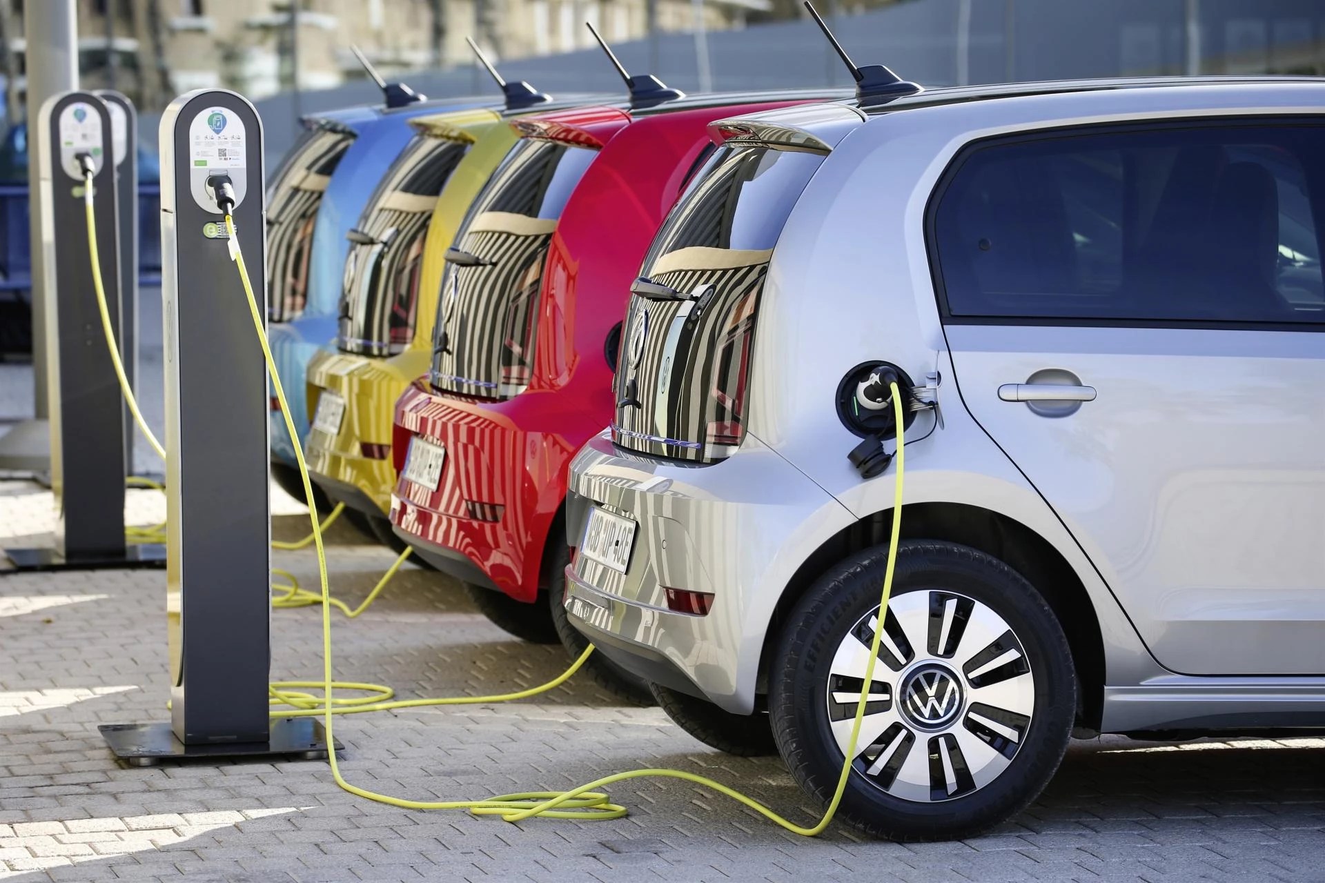 El mercado español de vehículos eléctricos se duplica en octubre y