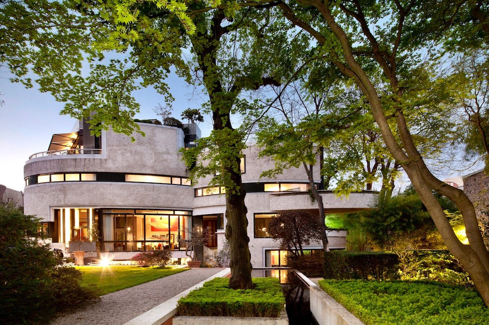 15 thousand square meters. Modern XVI villa for sale. in the neighborhood