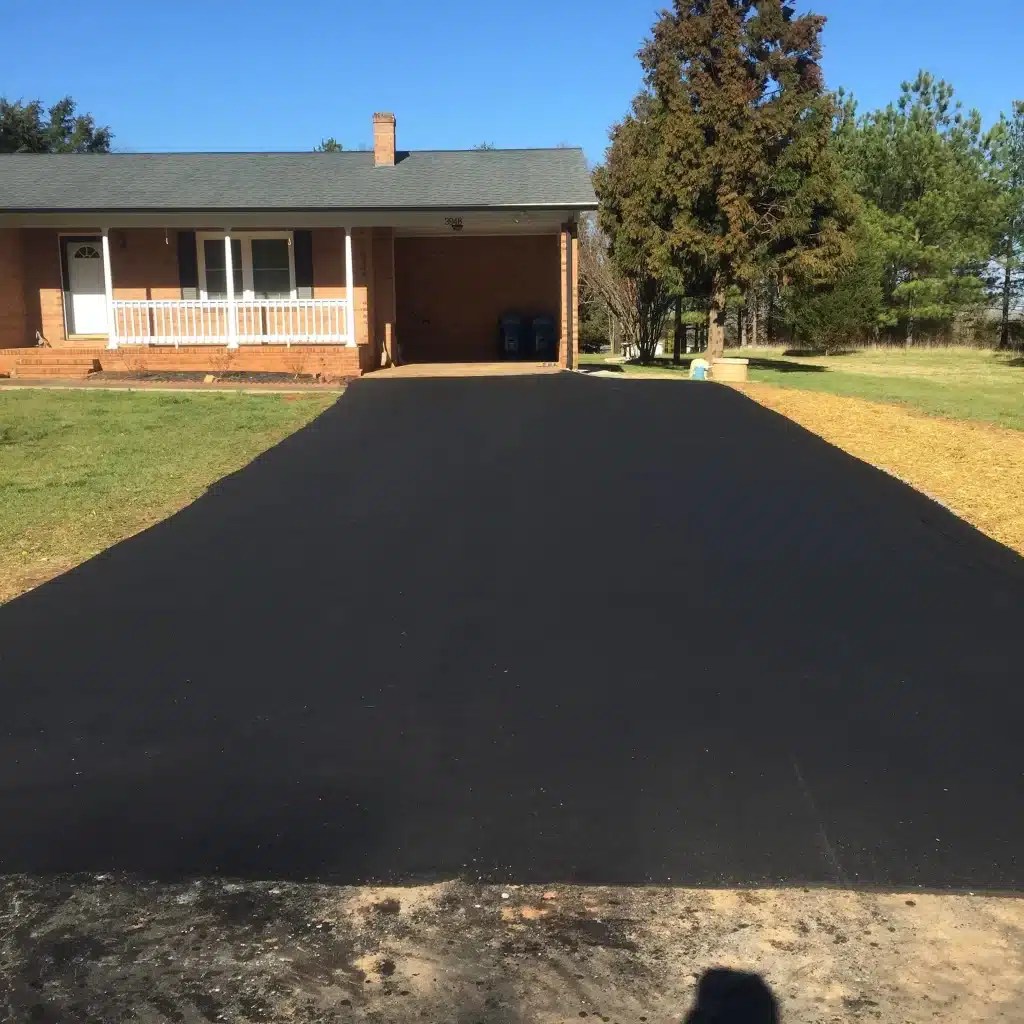 7 Reasons why you should Sealcoat Your Driveway