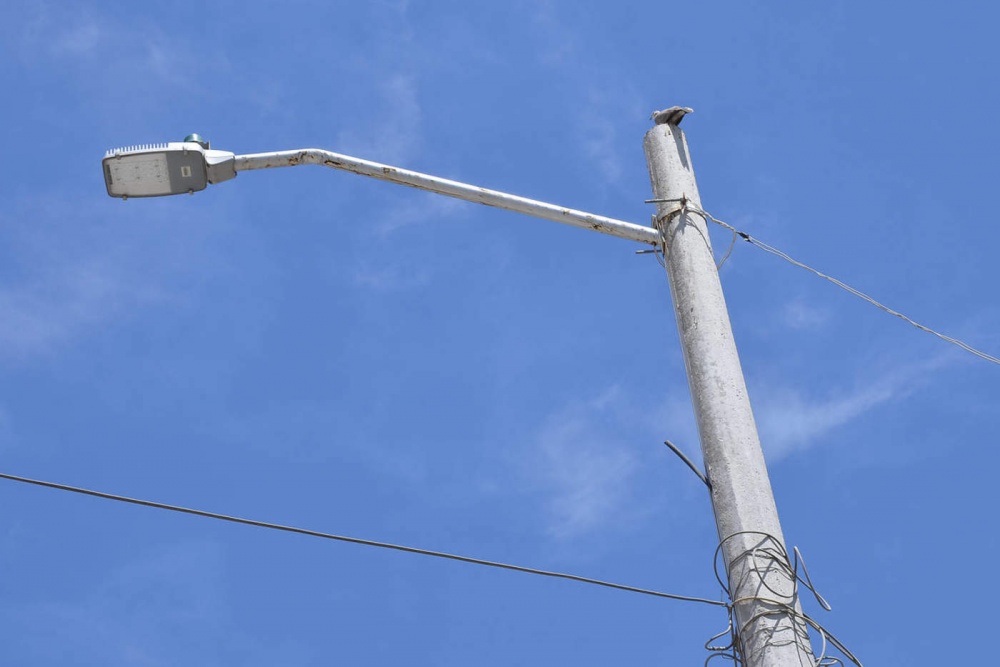 Sin luz por cambio de postes Primera Edición