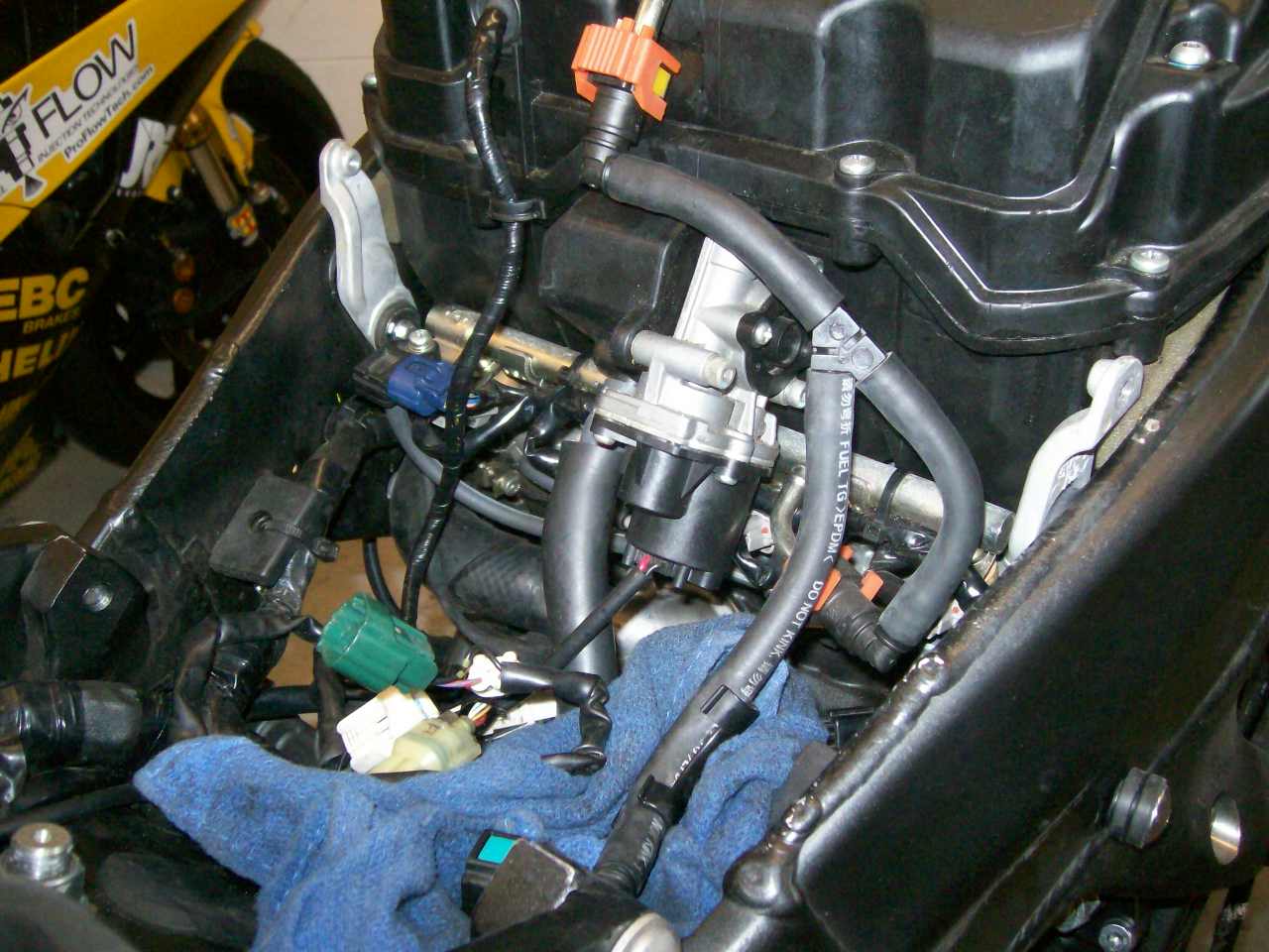 removing yamaha r6 fuel injectors, removing fuel injectors, fuel