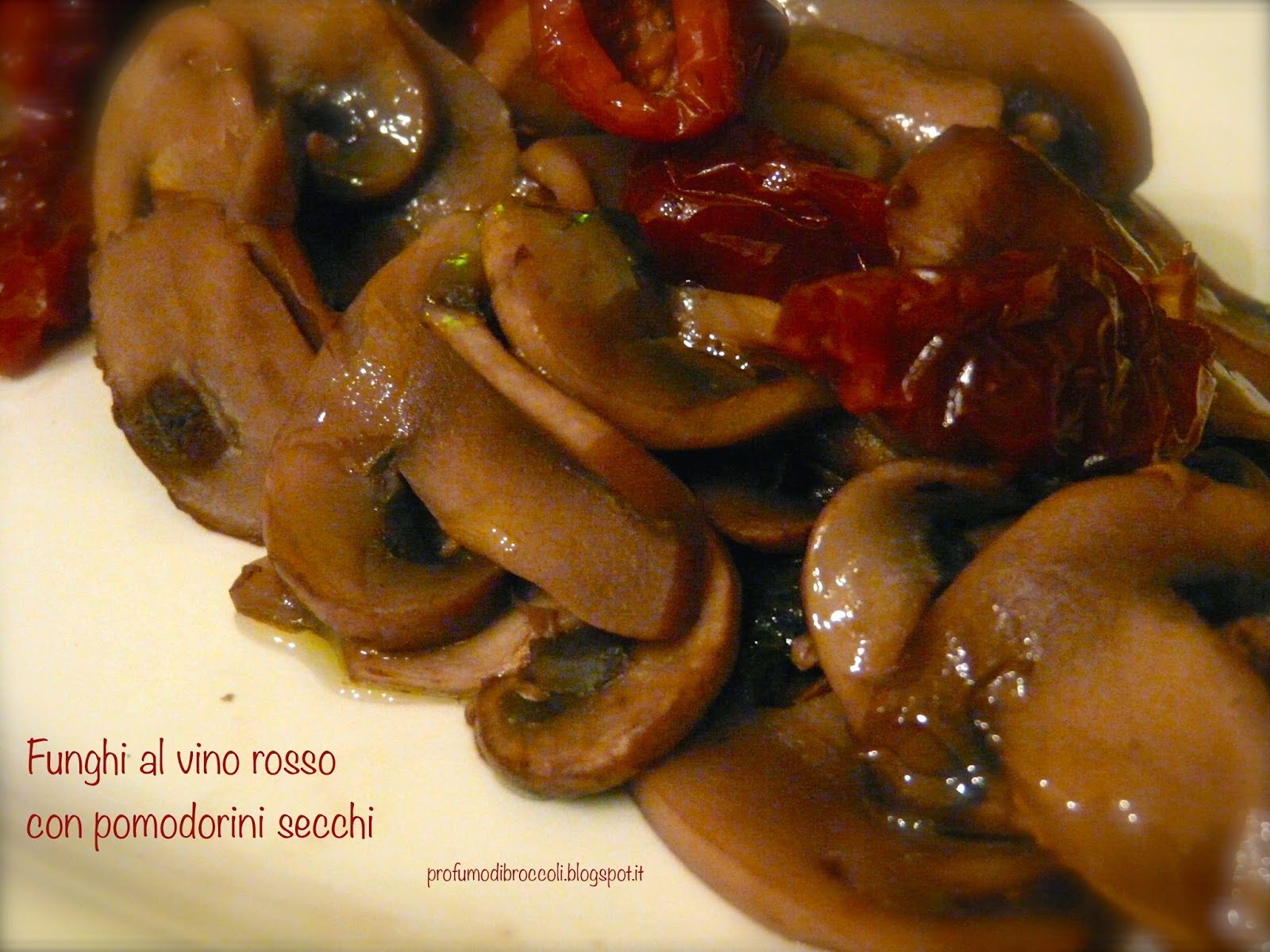 Funghi Champignon al vino rosso e pomodorini secchi Profumo di Broccoli