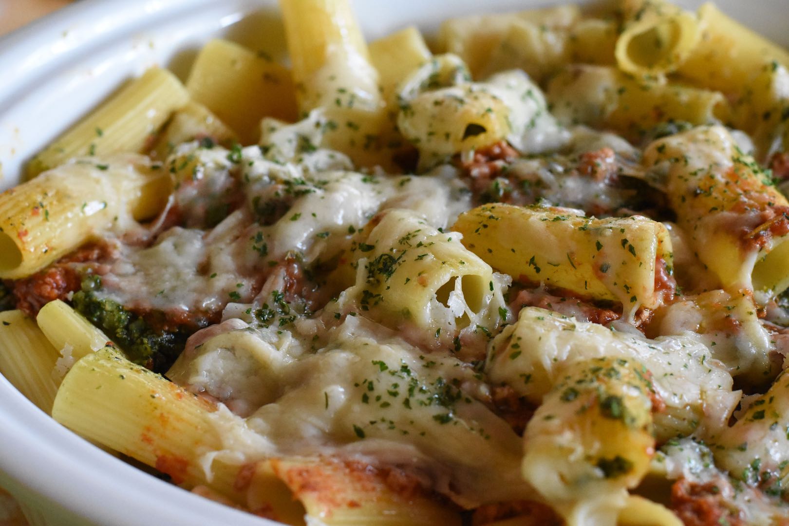 Pasta al forno con crema di cavolo nero, parmigiano e ragù alla