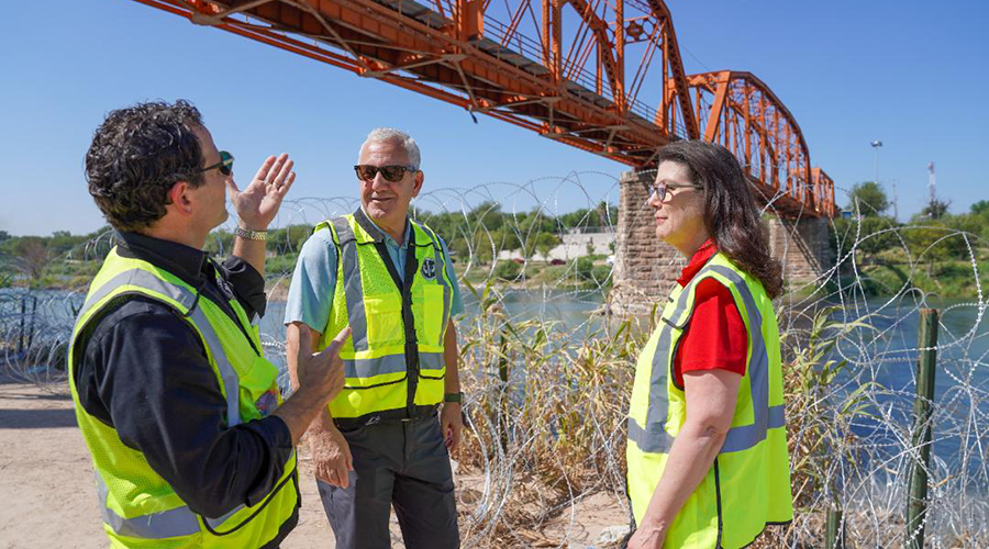 Rail News UP ends rail embargo at Eagle Pass; execs visit southern border. For Railroad Career