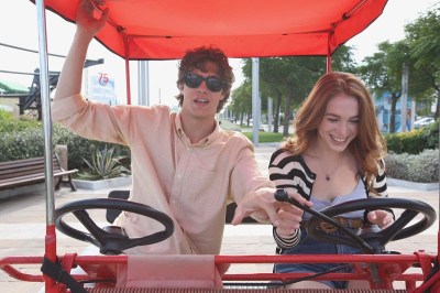 Online le prime immagini di SOTTO IL SOLE DI RICCIONE – dal 1 luglio su Netflix