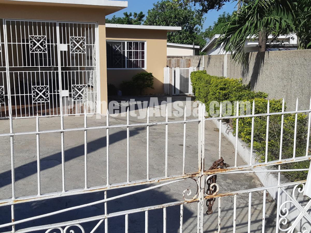 House For Sale in MORETON PARK, Kingston / St. Andrew Jamaica