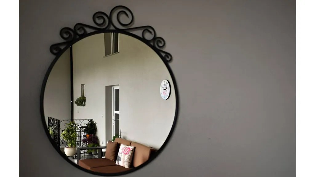 8 Best Tips For Mirror Direction As Per Vastu