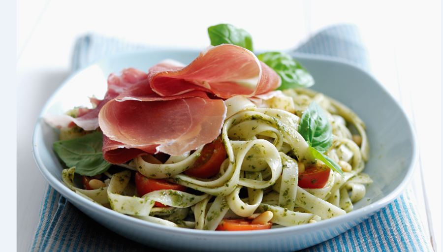 Pasta con pesto fresco e Prosciutto di Parma
