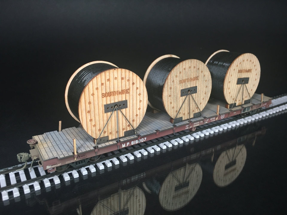 Athearn HO scale flat car with utility cable Protoloads