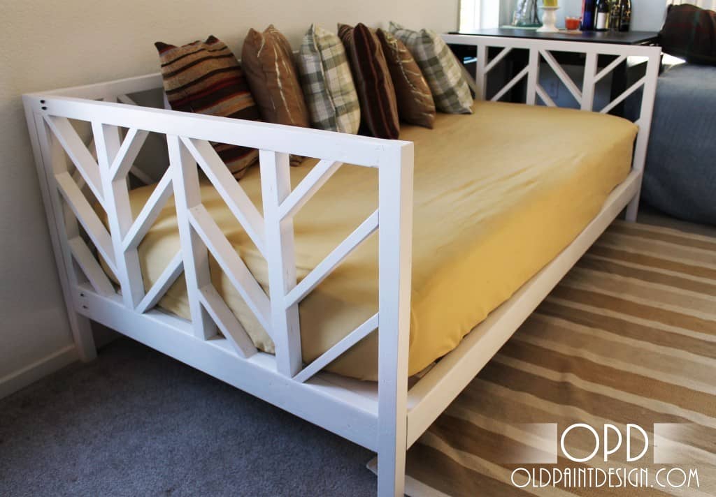 15 Durable DIY Daybed Plans & Ideas