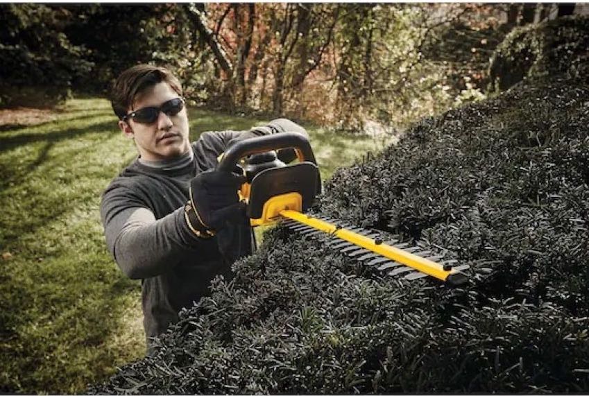 DeWalt 20V Max Cordless 22Inch Hedge Trimmer DCHT820