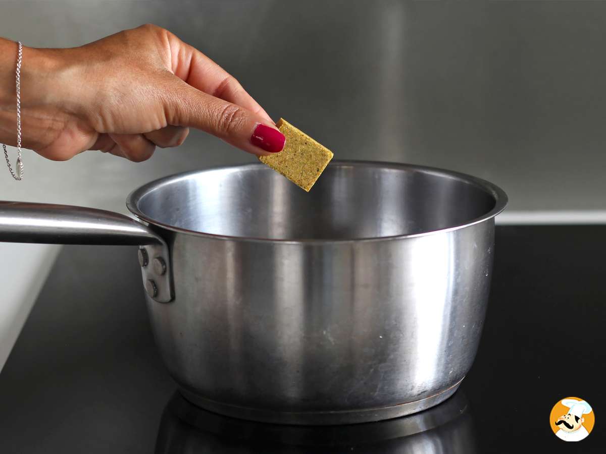 Apprenez à faire un bouillon de légumes maison avec les épluchures.