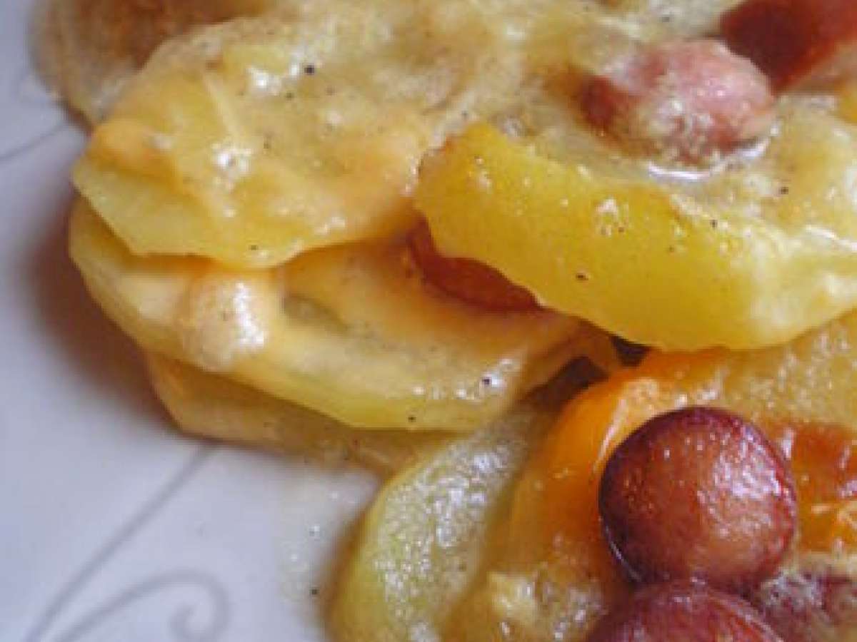Gratin de pommes de terre aux saucisses de strasbourg et cheddar, Recette Ptitchef
