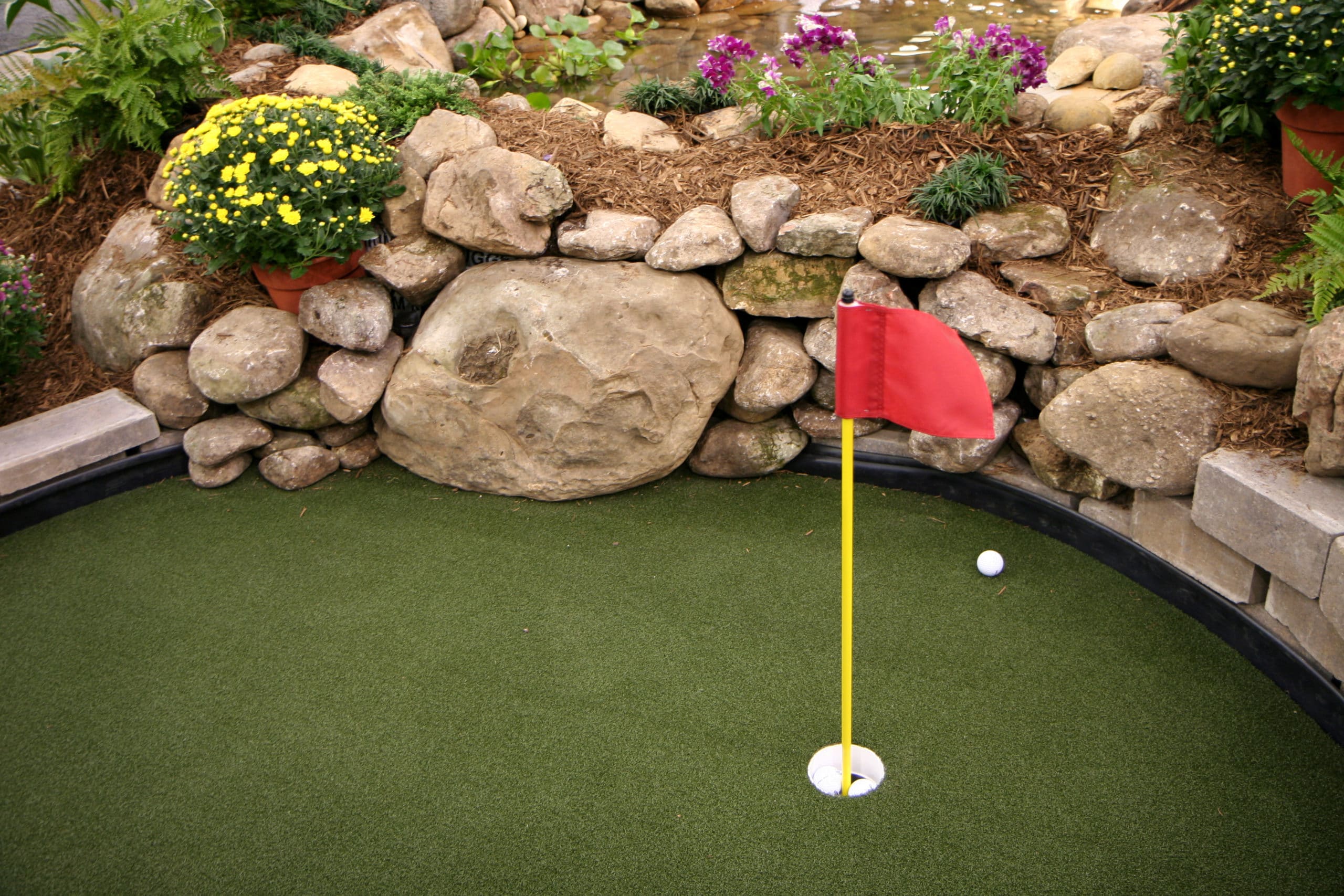 Five Reasons to Consider a DIY Home Putting Green Purchase Green