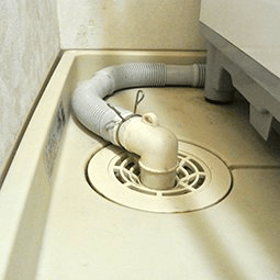 洗濯機の水漏れの直し方！洗濯物や水の入れすぎが原因になる？ | コジカジ 洗濯機の排水ホースから水漏れするときの対処法 | 水まわりナビ