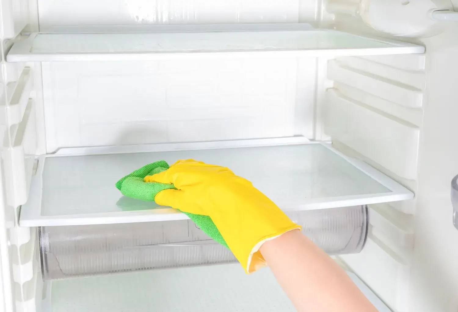Can I Use Lysol Wipes To Clean Fridge? Explained