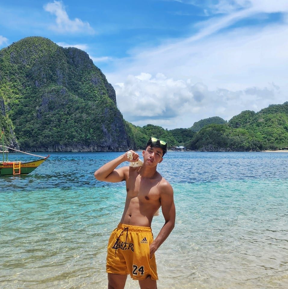 What are the key components of a frequency distribution table