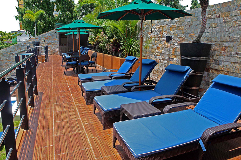 Pool & Pool Bar Queens Hotel Angeles City Philippines Hotel