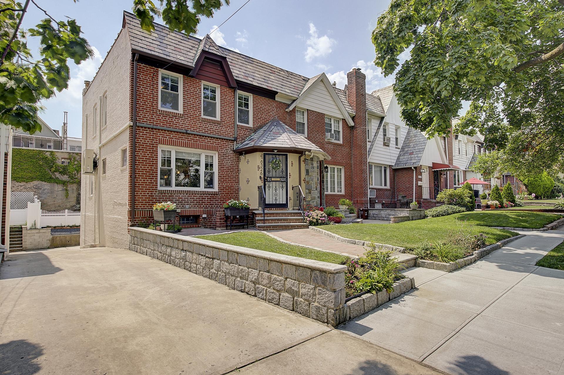 JUST LISTED ONE FAMILY SEMIDETACHED HOME IN MIDDLE VILLAGE Real